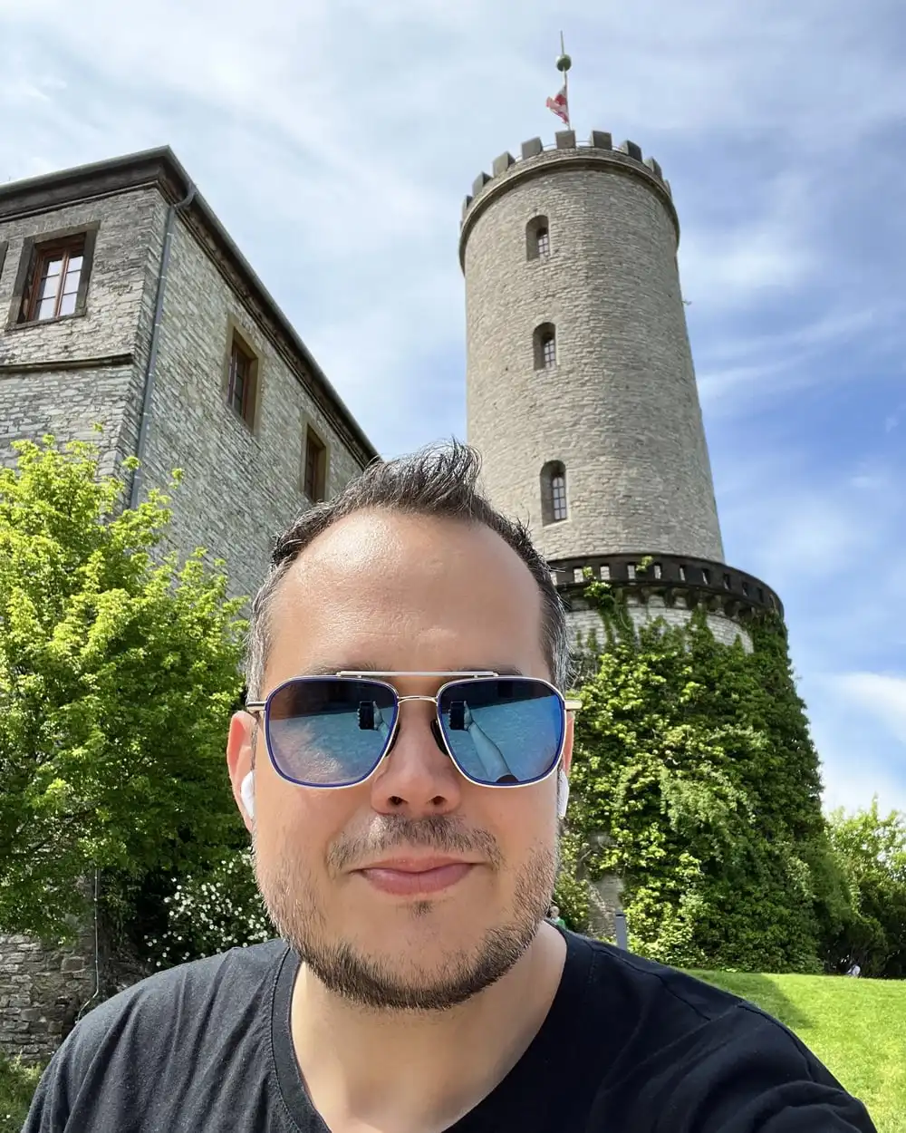 Timm Engel vor der Sparrenburg in Bielefeld
