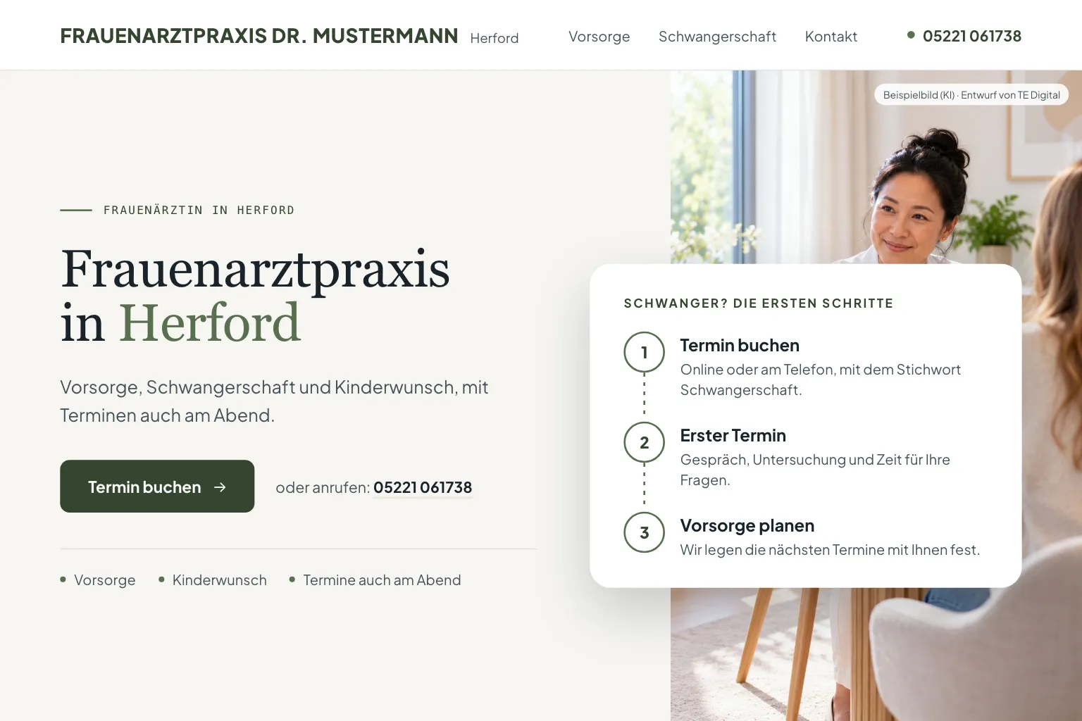 Startseite der Frauenarztpraxis Dr. Mustermann in Creme und Grün mit Serifenschrift: kleine Zeile „Frauenärztin in Herford“, Überschrift „Frauenarztpraxis in Herford“, darunter „Vorsorge, Schwangerschaft und Kinderwunsch, mit Terminen auch am Abend.“, der Knopf „Termin buchen“ und die Telefonnummer, eine Zeile mit Vorsorge, Kinderwunsch und Termine auch am Abend, rechts ein Foto einer Ärztin im Gespräch mit einer Patientin, darüber die Karte „Schwanger? Die ersten Schritte“ mit Termin buchen, Erster Termin und Vorsorge planen (Entwurf mit KI-Foto, Praxis erfunden)