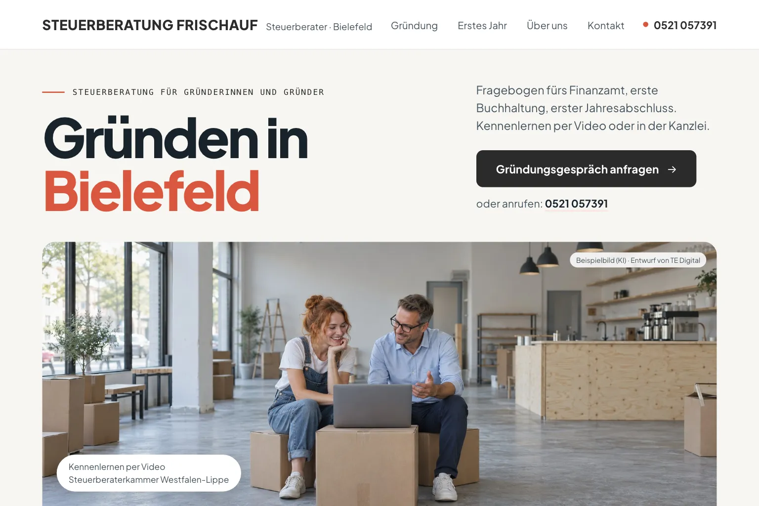 Startseite der Steuerberatung Frischauf in Weiß, Koralle und Anthrazit: im Kopf „Steuerberater · Bielefeld“, links groß die Überschrift „Gründen in Bielefeld“, rechts der Satz „Fragebogen fürs Finanzamt, erste Buchhaltung, erster Jahresabschluss. Kennenlernen per Video oder in der Kanzlei.“, der Knopf „Gründungsgespräch anfragen“ und die Telefonnummer, darunter ein breites Foto: eine junge Gründerin und ein Steuerberater sitzen in einem leeren Ladenlokal auf Umzugskartons über einem Laptop, unten links die Zeilen Kennenlernen per Video und Steuerberaterkammer Westfalen-Lippe (Entwurf mit KI-Foto, Kanzlei erfunden)