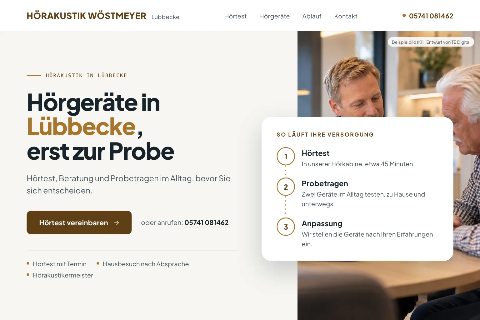Startseite von Hörakustik Wöstmeyer in Weiß und Ocker: links die kleine Zeile „Hörakustik in Lübbecke“, die Überschrift „Hörgeräte in Lübbecke, erst zur Probe“, darunter „Hörtest, Beratung und Probetragen im Alltag, bevor Sie sich entscheiden.“, der Knopf „Hörtest vereinbaren“ mit der Telefonnummer und die Zeilen Hörtest mit Termin, Hausbesuch nach Absprache und Hörakustikermeister, rechts ein Foto: ein Hörakustiker zeigt einem älteren Herrn ein kleines Hörgerät, davor eine Karte „So läuft Ihre Versorgung“ mit drei Schritten: Hörtest, Probetragen, Anpassung (Entwurf mit KI-Foto, Geschäft erfunden)