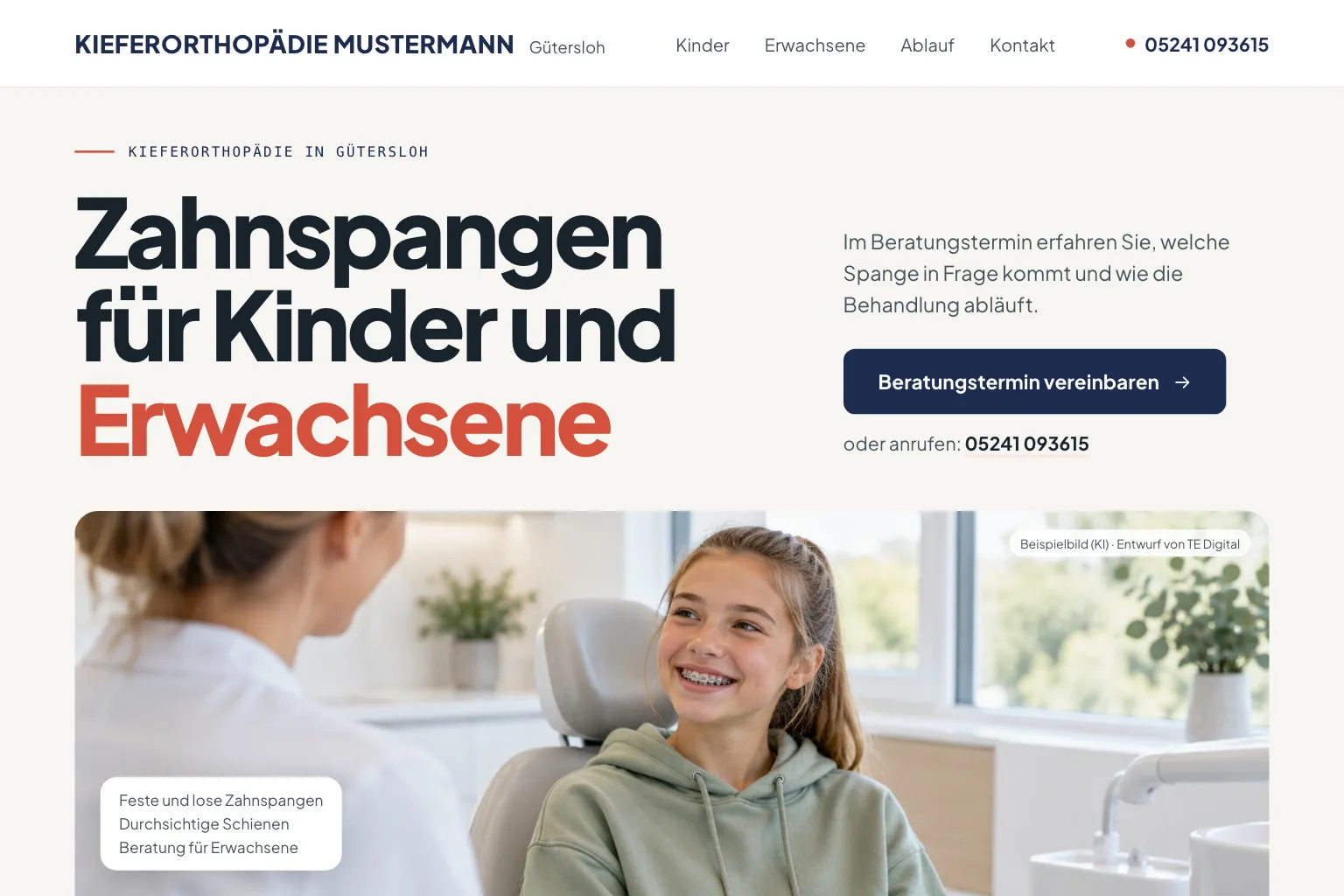 Startseite von Kieferorthopädie Mustermann in Weiß, Koralle und Marineblau: oben Menü mit Kinder, Erwachsene, Ablauf und Kontakt und die Telefonnummer, groß die Überschrift „Zahnspangen für Kinder und Erwachsene“, rechts daneben „Im Beratungstermin erfahren Sie, welche Spange in Frage kommt und wie die Behandlung abläuft.“, der Knopf „Beratungstermin vereinbaren“ und die Telefonnummer, darunter ein breites Foto einer lachenden Jugendlichen mit fester Zahnspange im Behandlungsstuhl, darauf eine Karte mit feste und lose Zahnspangen, durchsichtige Schienen und Beratung für Erwachsene (Entwurf mit KI-Foto, Praxis erfunden)