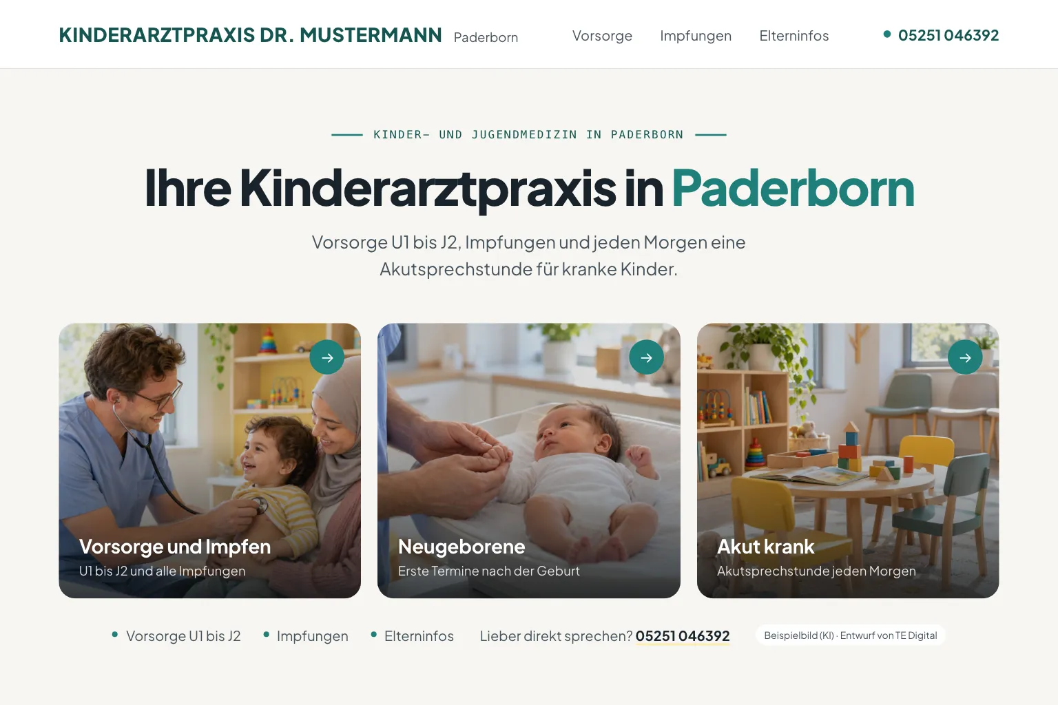 Startseite der Kinderarztpraxis Dr. Mustermann in Weiß, Blaugrün und Gelb: mittig die kleine Zeile „Kinder- und Jugendmedizin in Paderborn“, die Überschrift „Ihre Kinderarztpraxis in Paderborn“ und „Vorsorge U1 bis J2, Impfungen und jeden Morgen eine Akutsprechstunde für kranke Kinder.“, darunter drei Bildkacheln: Vorsorge und Impfen mit einem Kinderarzt, der ein Kleinkind auf dem Schoß der Mutter abhört, Neugeborene mit einem Baby auf der Waage und Akut krank mit der Spielecke im Wartezimmer, unten eine Zeile mit Vorsorge U1 bis J2, Impfungen und Elterninfos und die Telefonnummer (Entwurf mit KI-Fotos, Praxis erfunden)