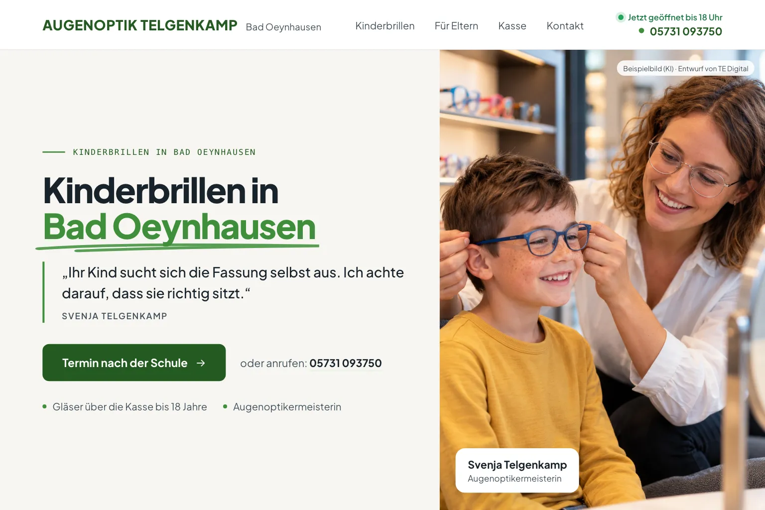 Startseite von Augenoptik Telgenkamp in Weiß und Grasgrün: im Kopf „Jetzt geöffnet bis 18 Uhr“ und die Telefonnummer, links die kleine Zeile „Kinderbrillen in Bad Oeynhausen“, die Überschrift „Kinderbrillen in Bad Oeynhausen“ und als Zitat der Augenoptikerin „Ihr Kind sucht sich die Fassung selbst aus. Ich achte darauf, dass sie richtig sitzt.“, der Knopf „Termin nach der Schule“ und die Zeilen „Gläser über die Kasse bis 18 Jahre“ und „Augenoptikermeisterin“, rechts ein Foto: eine Augenoptikerin setzt einem lachenden Jungen eine blaue Kinderbrille auf, unten ein Namensschild Svenja Telgenkamp, Augenoptikermeisterin (Entwurf mit KI-Foto, Geschäft erfunden)