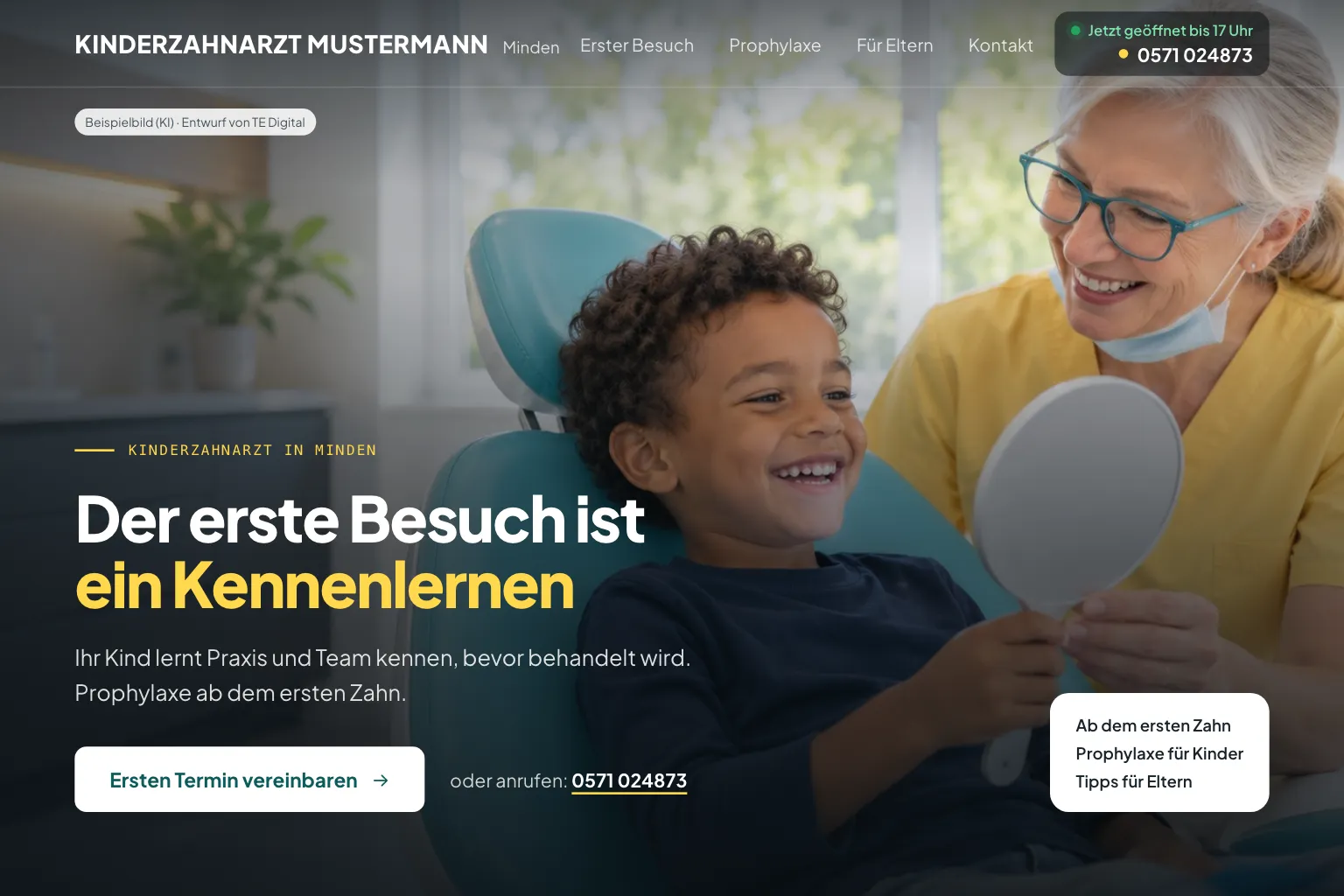 Startseite von Kinderzahnarzt Mustermann in Türkis und Gelb: großes Foto eines lachenden Jungen im Behandlungsstuhl, der in einen Handspiegel schaut, daneben eine Zahnärztin mit Mundschutz unter dem Kinn, oben Logo, Menü, „Jetzt geöffnet bis 17 Uhr“ und die Telefonnummer, unten links die kleine Zeile „Kinderzahnarzt in Minden“, die Überschrift „Der erste Besuch ist ein Kennenlernen“, darunter „Ihr Kind lernt Praxis und Team kennen, bevor behandelt wird. Prophylaxe ab dem ersten Zahn.“, der Knopf „Ersten Termin vereinbaren“ und die Telefonnummer, unten rechts eine Karte mit Ab dem ersten Zahn, Prophylaxe für Kinder und Tipps für Eltern (Entwurf mit KI-Foto, Praxis erfunden)