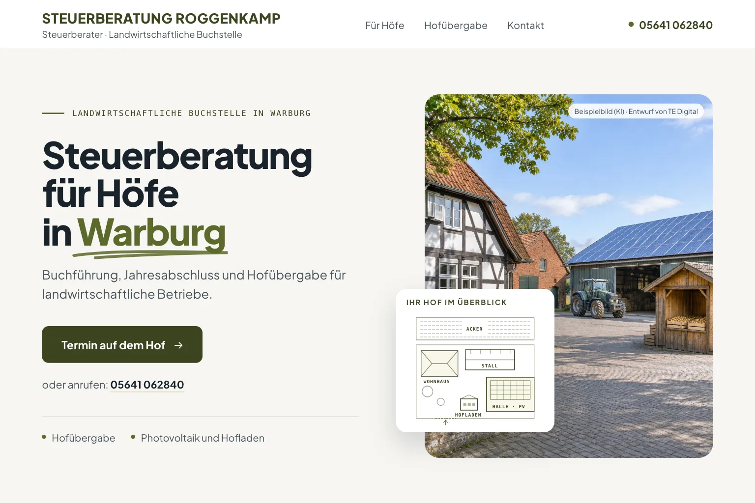 Startseite der Steuerberatung Roggenkamp in Weiß, Olivgrün und Weizengelb: im Kopf „Steuerberater · Landwirtschaftliche Buchstelle“, links die kleine Zeile „Landwirtschaftliche Buchstelle in Warburg“, die Überschrift „Steuerberatung für Höfe in Warburg“, der Satz „Buchführung, Jahresabschluss und Hofübergabe für landwirtschaftliche Betriebe.“, der Knopf „Termin auf dem Hof“ und die Telefonnummer, rechts ein gerahmtes Foto eines Hofs mit Fachwerkhaus, Backsteinstall, Maschinenhalle mit Solardach und Hofladen, davor die Karte „Ihr Hof im Überblick“ mit einer gezeichneten Hofskizze: Acker, Wohnhaus, Stall, Halle mit Photovoltaik und Hofladen (Entwurf mit KI-Foto, Kanzlei erfunden)