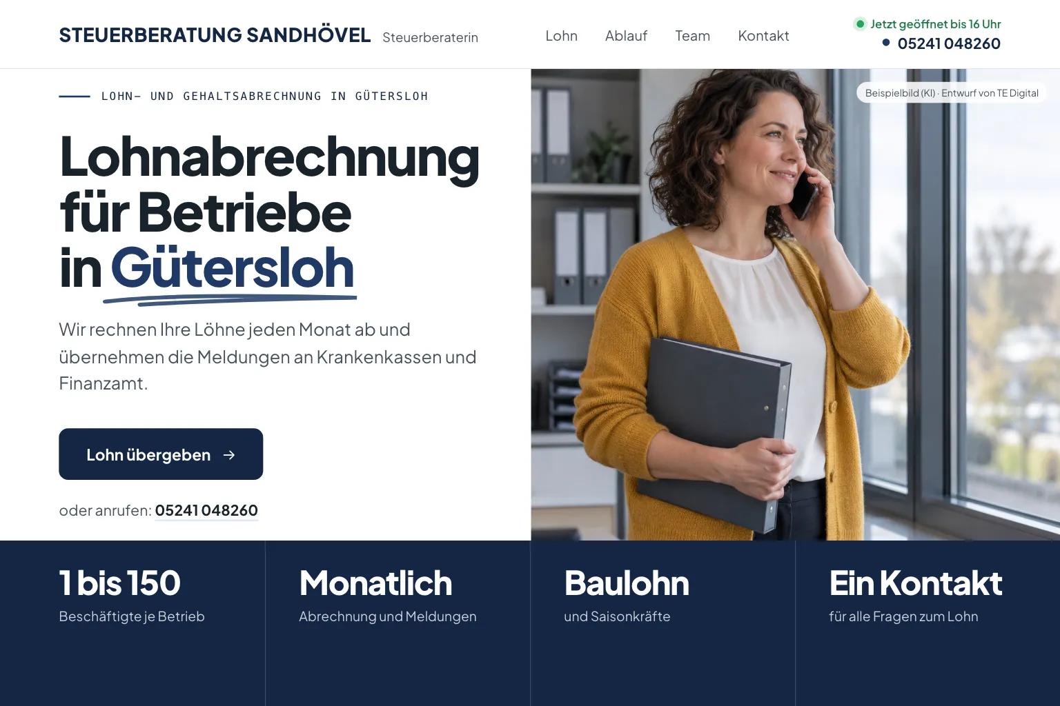 Startseite der Steuerberatung Sandhövel in Weiß und Tintenblau: im Kopf „Steuerberaterin“, ein Menü mit Lohn, Ablauf, Team und Kontakt, „Jetzt geöffnet bis 16 Uhr“ und die Telefonnummer, links die kleine Zeile „Lohn- und Gehaltsabrechnung in Gütersloh“, die Überschrift „Lohnabrechnung für Betriebe in Gütersloh“ und der Satz „Wir rechnen Ihre Löhne jeden Monat ab und übernehmen die Meldungen an Krankenkassen und Finanzamt.“, der Knopf „Lohn übergeben“ und die Telefonnummer, rechts randlos ein Foto einer Lohnbuchhalterin am Fenster, die telefoniert, unten ein Band mit vier Angaben: 1 bis 150 Beschäftigte je Betrieb, monatlich Abrechnung und Meldungen, Baulohn und Saisonkräfte, ein Kontakt für alle Fragen zum Lohn (Entwurf mit KI-Foto, Kanzlei erfunden)