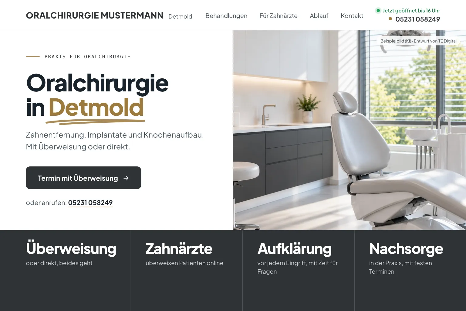 Startseite von Oralchirurgie Mustermann in Weiß, Anthrazit und Gold: oben „Jetzt geöffnet bis 16 Uhr“ und die Telefonnummer, links die kleine Zeile „Praxis für Oralchirurgie“, die Überschrift „Oralchirurgie in Detmold“, darunter „Zahnentfernung, Implantate und Knochenaufbau. Mit Überweisung oder direkt.“, der Knopf „Termin mit Überweisung“ und die Telefonnummer, rechts ein Foto eines leeren, hellen Behandlungsraums, unten ein Band mit Überweisung oder direkt, Zahnärzte überweisen Patienten online, Aufklärung vor jedem Eingriff und Nachsorge in der Praxis (Entwurf mit KI-Foto, Praxis erfunden)