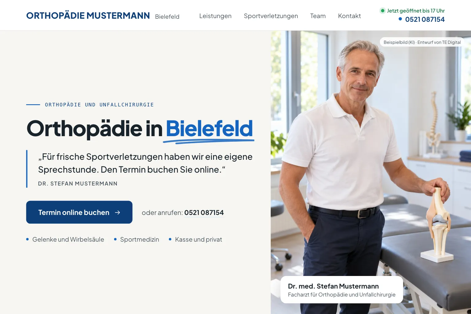Startseite von Orthopädie Mustermann in Weiß und Blau: oben „Jetzt geöffnet bis 17 Uhr“ und die Telefonnummer, links die kleine Zeile „Orthopädie und Unfallchirurgie“, die Überschrift „Orthopädie in Bielefeld“, darunter ein Satz des Arztes: „Für frische Sportverletzungen haben wir eine eigene Sprechstunde. Den Termin buchen Sie online.“, der Knopf „Termin online buchen“ mit der Telefonnummer und eine Zeile mit Gelenke und Wirbelsäule, Sportmedizin und Kasse und privat, rechts ein Porträt des Arztes neben einer Behandlungsliege mit dem Namensschild „Dr. med. Stefan Mustermann, Facharzt für Orthopädie und Unfallchirurgie“ (Entwurf mit KI-Foto, Praxis erfunden)