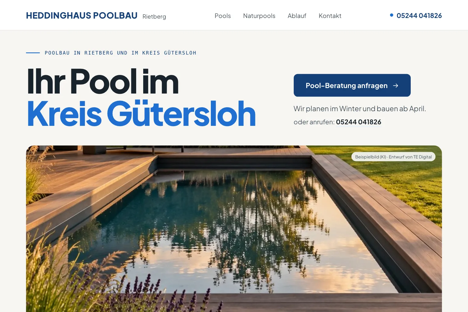 Startseite von Heddinghaus Poolbau in Weiß und Signalblau: im Kopf „Rietberg“, ein Menü mit Pools, Naturpools, Ablauf und Kontakt und die Telefonnummer, links die kleine Zeile „Poolbau in Rietberg und im Kreis Gütersloh“ und groß die Überschrift „Ihr Pool im Kreis Gütersloh“, rechts der Knopf „Pool-Beratung anfragen“, darunter „Wir planen im Winter und bauen ab April.“ und die Telefonnummer, darunter über die ganze Breite ein helles Foto eines rechteckigen Pools mit Holzdeck, in dessen ruhigem Wasser sich Bäume und der Abendhimmel spiegeln, vorne Lavendel (Entwurf mit KI-Foto, Betrieb erfunden)