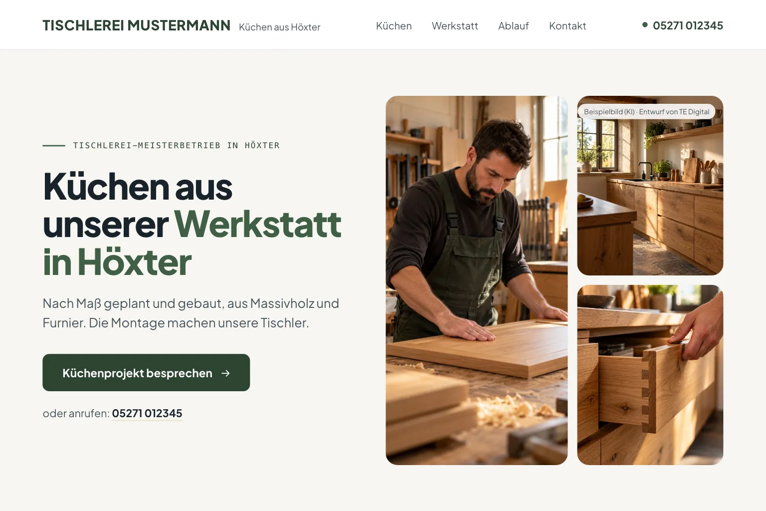 Startseite der Tischlerei Mustermann in Creme, Eiche und Dunkelgrün: links die kleine Zeile „Tischlerei-Meisterbetrieb in Höxter“, die Überschrift „Küchen aus unserer Werkstatt in Höxter“, darunter „Nach Maß geplant und gebaut, aus Massivholz und Furnier. Die Montage machen unsere Tischler.“, der Knopf „Küchenprojekt besprechen“ und die Telefonnummer, rechts drei Fotos: ein Tischler prüft an der Hobelbank eine Front aus Eiche, eine eingebaute Küche aus Eiche, eine Schublade mit Zinkenverbindung (Entwurf mit KI-Fotos, Betrieb erfunden)