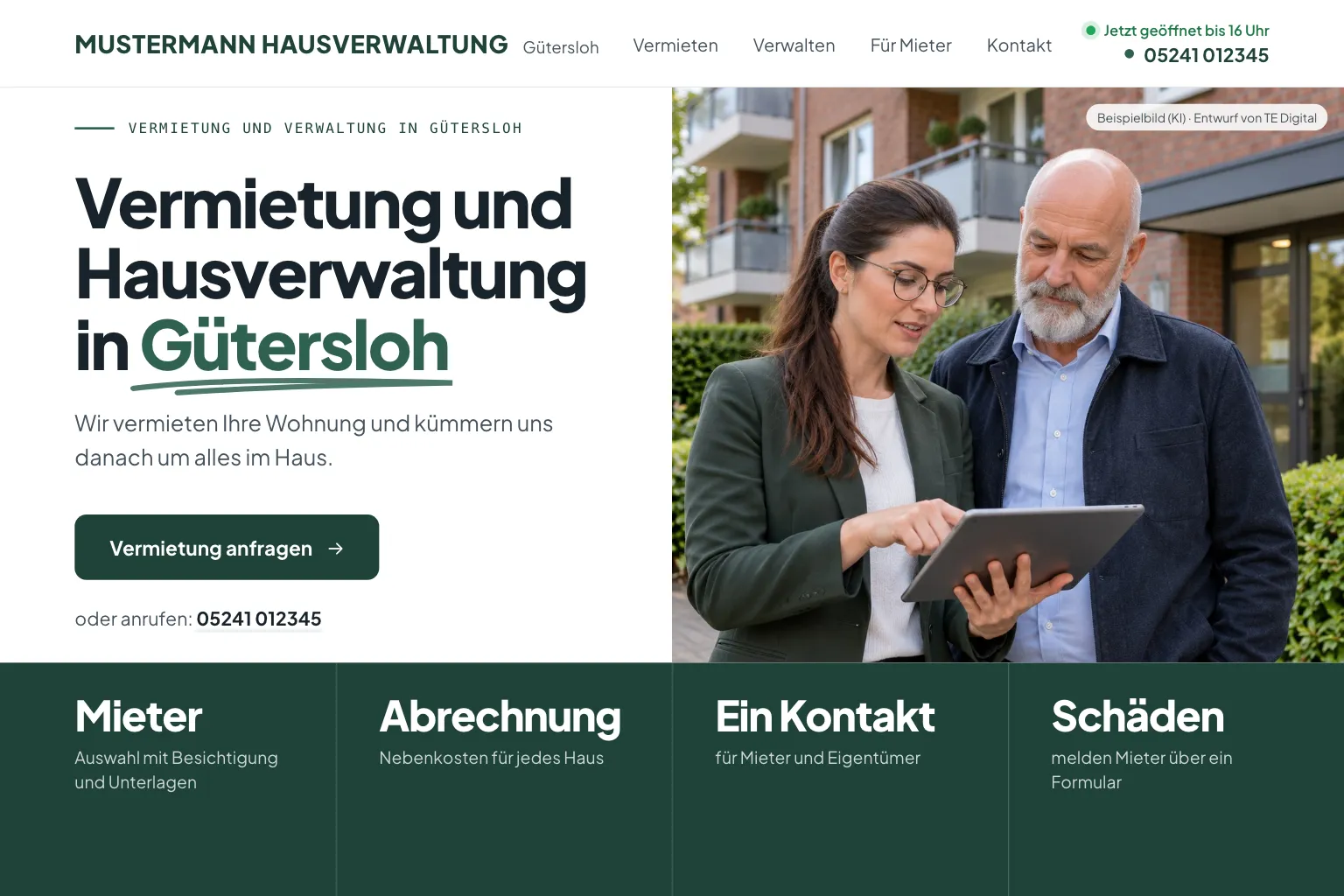 Startseite von Mustermann Hausverwaltung in Weiß und Tannengrün: links die Überschrift „Vermietung und Hausverwaltung in Gütersloh“, darunter „Wir vermieten Ihre Wohnung und kümmern uns danach um alles im Haus.“, der Knopf „Vermietung anfragen“ und die Telefonnummer, oben die Zeile „Jetzt geöffnet bis 16 Uhr“, rechts ein Foto einer Verwalterin mit Tablet und eines Vermieters vor einem Mehrfamilienhaus aus Klinker, unten ein grünes Band mit Mieter, Abrechnung, Ein Kontakt und Schäden (Entwurf mit KI-Foto, Büro erfunden)