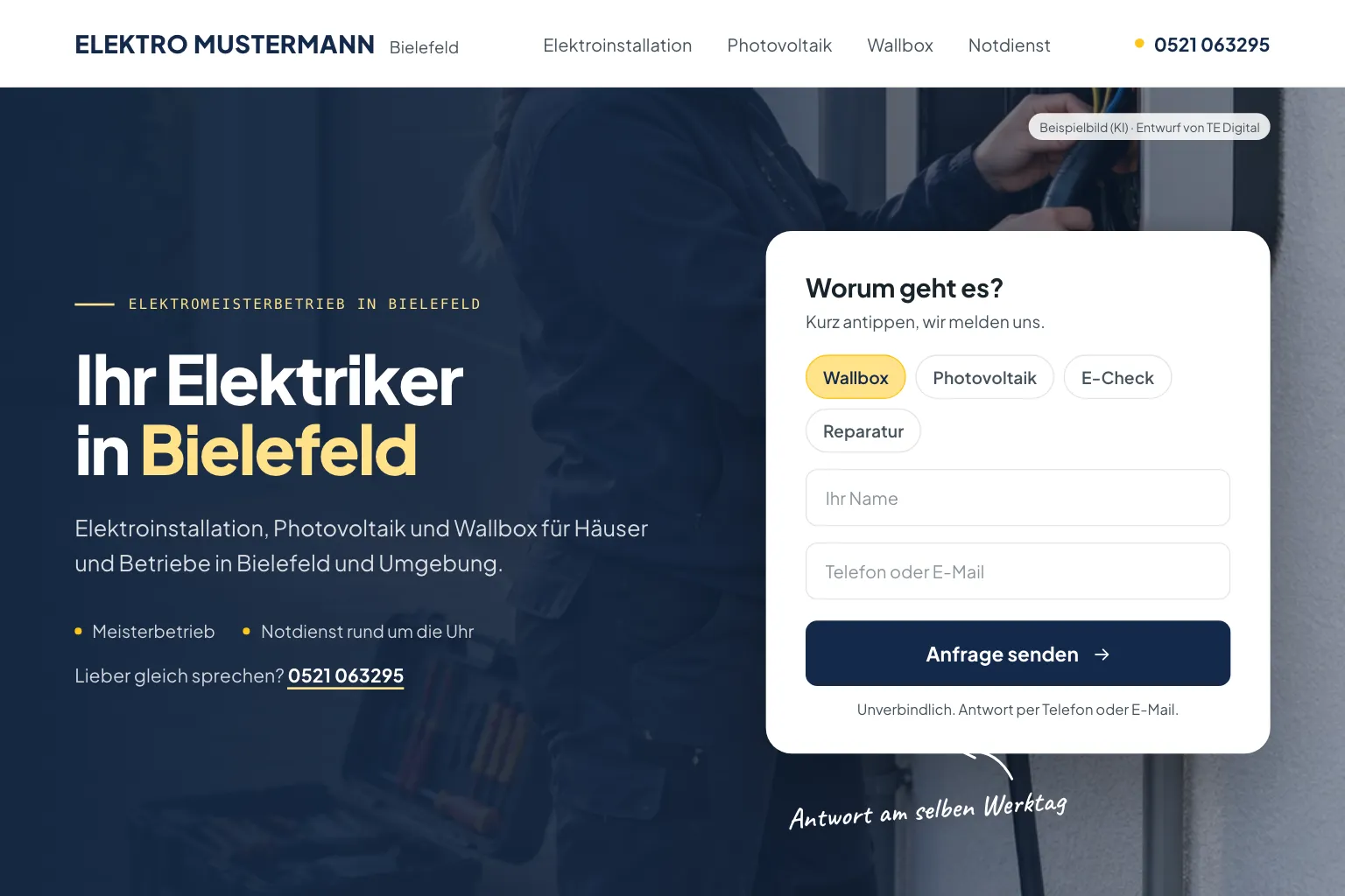 Startseite von Elektro Mustermann in Marine und Gelb: links die kleine Zeile „Elektromeisterbetrieb in Bielefeld“, die Überschrift „Ihr Elektriker in Bielefeld“, darunter „Elektroinstallation, Photovoltaik und Wallbox für Häuser und Betriebe in Bielefeld und Umgebung.“, eine Zeile mit Meisterbetrieb und Notdienst rund um die Uhr und die Telefonnummer, rechts ein Formular „Worum geht es?“ mit Wallbox, Photovoltaik, E-Check und Reparatur, Feldern für Name und Telefon oder E-Mail und dem Knopf „Anfrage senden“, darunter handschriftlich „Antwort am selben Werktag“, im Hintergrund abgedunkelt zwei Hände an einer Wallbox (Entwurf mit KI-Foto, Betrieb erfunden)