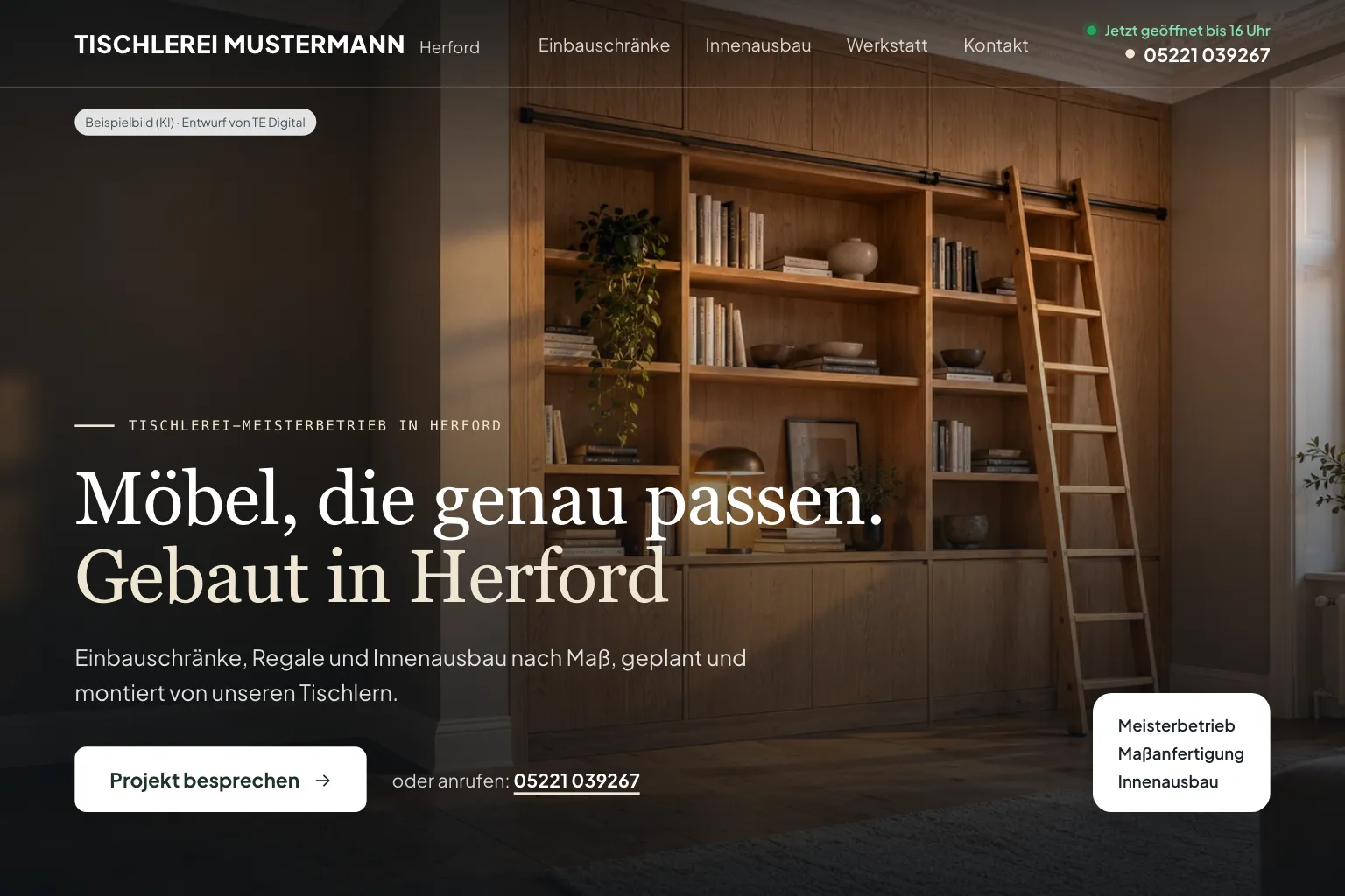 Startseite von Tischlerei Mustermann in Dunkelgrün und Creme: großes Foto eines Einbauschranks aus Eiche in einem Altbauzimmer, oben Logo, Menü, die Zeile „Jetzt geöffnet bis 16 Uhr“ und eine Telefonnummer mit Herforder Vorwahl, unten links in Serifenschrift die Überschrift „Möbel, die genau passen. Gebaut in Herford“, darunter „Einbauschränke, Regale und Innenausbau nach Maß, geplant und montiert von unseren Tischlern.“, der Knopf „Projekt besprechen“ und die Telefonnummer, unten rechts eine Karte mit Meisterbetrieb, Maßanfertigung und Innenausbau (Entwurf mit KI-Foto, Betrieb erfunden)