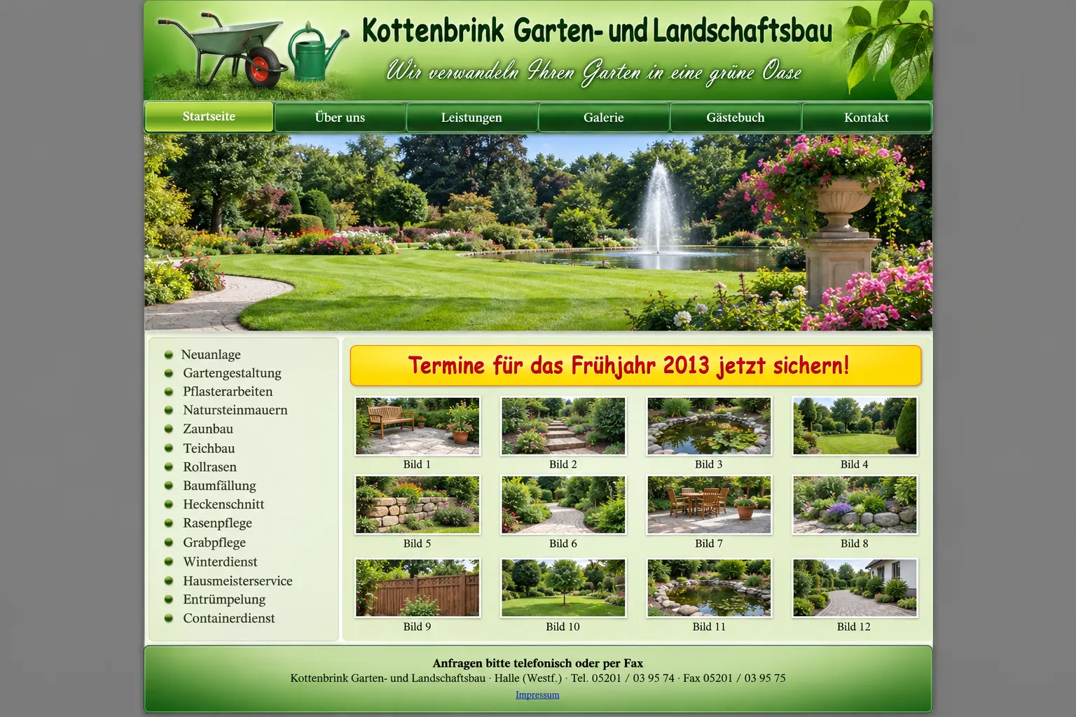 Alte Website von Kottenbrink Garten- und Landschaftsbau: grüner Kopf mit Farbverlauf, Schubkarre und Gießkanne als Clipart, daneben der Name und in Schreibschrift der Spruch „Wir verwandeln Ihren Garten in eine grüne Oase“, darunter ein Menü mit Startseite, Über uns, Leistungen, Galerie, Gästebuch, Kontakt, ein großes Foto eines Parks mit Rasen und Springbrunnen, links eine Liste mit fünfzehn Leistungen von Neuanlage bis Grabpflege, Winterdienst und Containerdienst, rechts ein gelber Kasten „Termine für das Frühjahr 2013 jetzt sichern!“, darunter zwölf kleine Vorschaubilder mit „Bild 1“ bis „Bild 12“, unten „Anfragen bitte telefonisch oder per Fax“ mit Telefon und Fax aus Halle (Westf.) (KI-Entwurf, Betrieb erfunden)