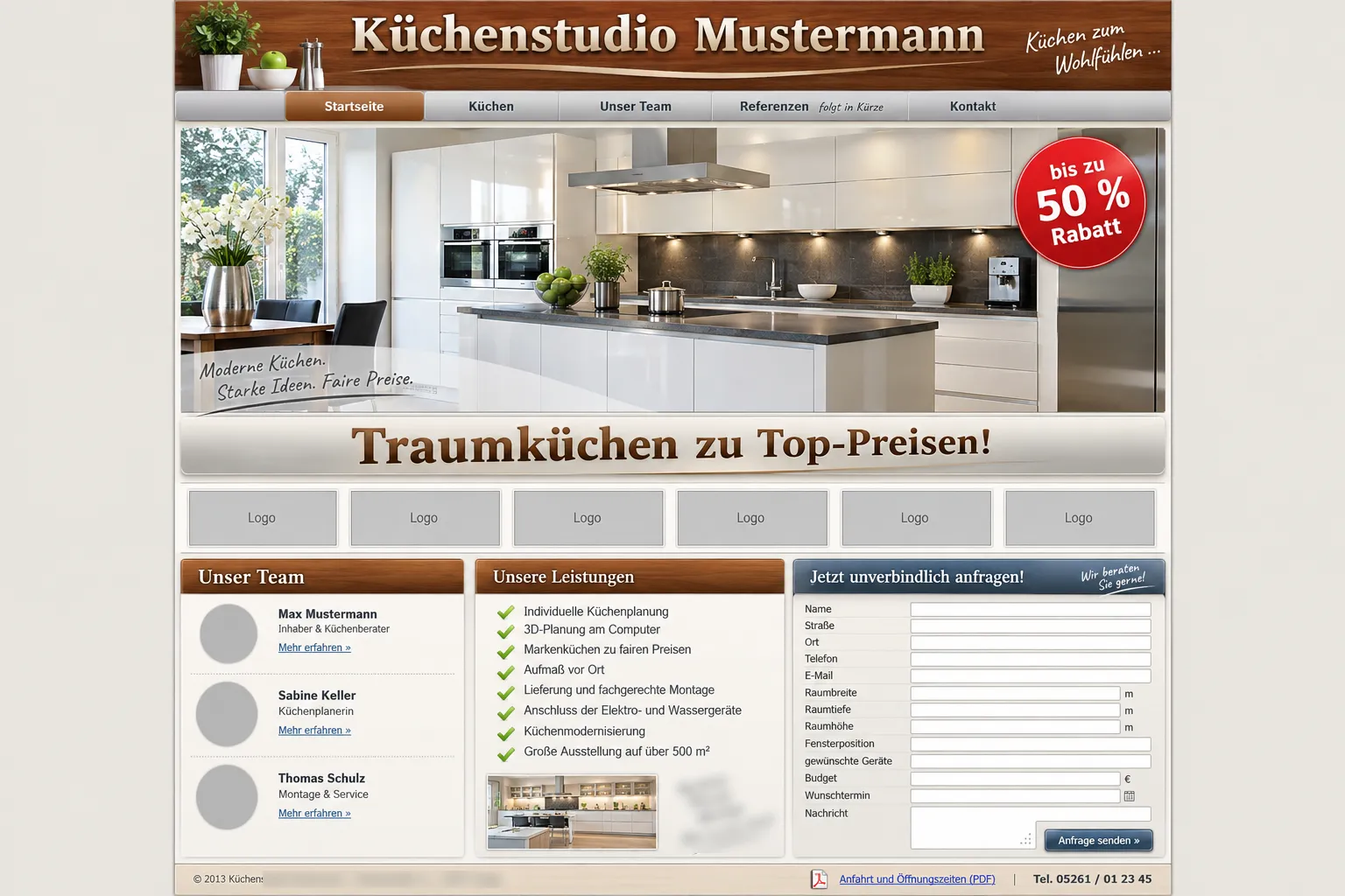 Alte Website des Küchenstudios Mustermann: Kopf mit Logo und Holzmaserung, großes Katalogfoto einer weißen Hochglanzküche, roter Störer „bis zu 50 % Rabatt“, Überschrift „Traumküchen zu Top-Preisen!“, eine Leiste mit sechs grauen Herstellerlogo-Platzhaltern, ein Menü mit dem Punkt „Referenzen“, daneben „folgt in Kürze“, links unten ein Kasten „Unser Team“ mit drei Namen ohne Fotos, in der Mitte ein Kasten „Unsere Leistungen“ mit einer Liste, rechts ein langes Kontaktformular mit Feldern für Raummaße, Geräte und Budget und unten der Link „Anfahrt und Öffnungszeiten (PDF)“ (KI-Entwurf, Studio erfunden)