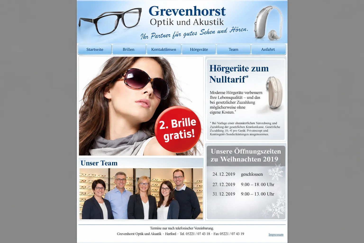 Alte Website von Grevenhorst Optik und Akustik: hellblauer Kopf mit einer Brille und einem Hörgerät als Bild, daneben der Name und in Schreibschrift der Spruch „Ihr Partner für gutes Sehen und Hören.“, ein Menü mit Startseite, Brillen, Kontaktlinsen, Hörgeräte, Team, Anfahrt, ein großes Stockfoto einer Frau mit Sonnenbrille, darauf ein roter runder Störer „2. Brille gratis!“, rechts ein Kasten „Hörgeräte zum Nulltarif*“ mit Kleingedrucktem, darunter ein grauer Kasten „Unsere Öffnungszeiten zu Weihnachten 2019“, links unten ein Gruppenfoto „Unser Team“ mit fünf Menschen ohne Namen, ganz unten „Termine nur nach telefonischer Vereinbarung.“ mit Telefon und Fax aus Herford (KI-Entwurf, Geschäft erfunden)