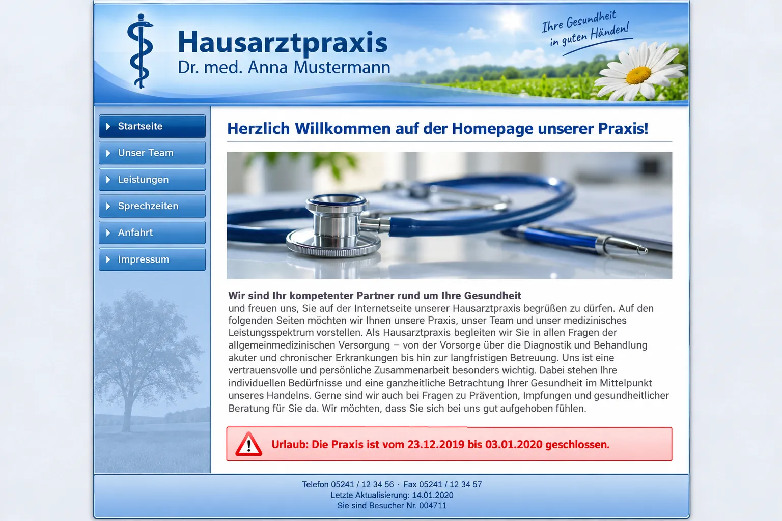Alte Website der Hausarztpraxis Dr. Anna Mustermann: blauer Kopf mit Äskulapstab, Menü mit blauen Knöpfen links, Überschrift „Herzlich Willkommen auf der Homepage unserer Praxis!“, Foto eines Stethoskops, langer Absatz, roter Kasten mit einem Urlaub von 2019, unten klein Telefon, Fax, „Letzte Aktualisierung: 14.01.2020“ und ein Besucherzähler (KI-Entwurf, Praxis erfunden)