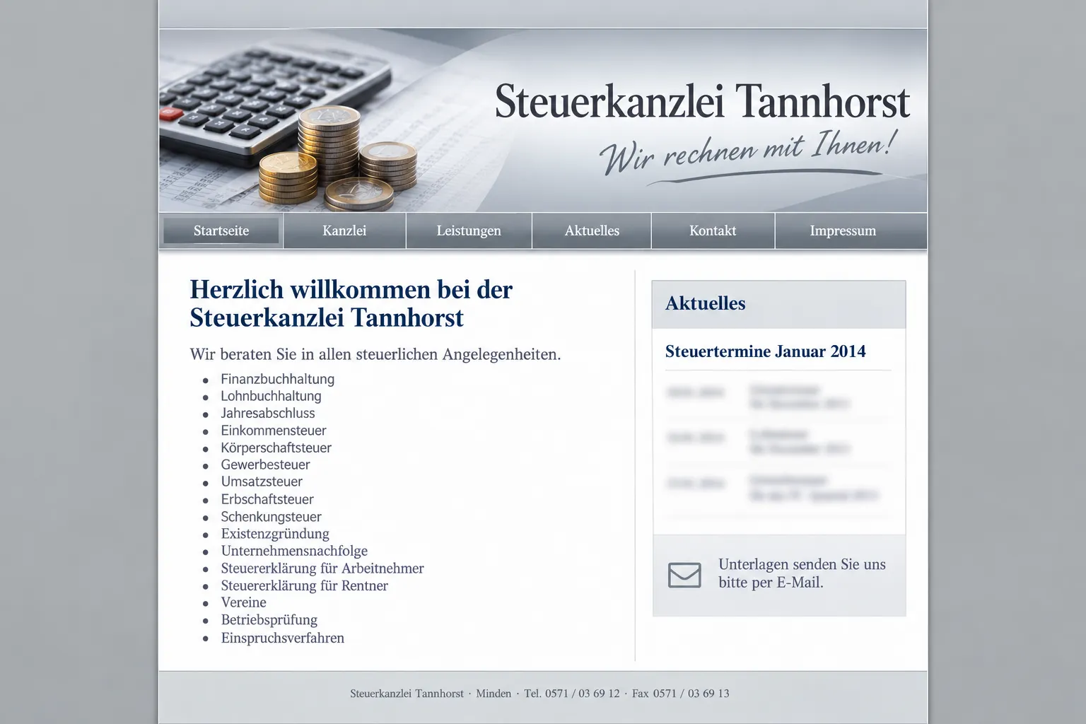 Alte Website der Steuerkanzlei Tannhorst: grauer Kopf mit Taschenrechner und Euro-Münzen als Clipart, daneben der Name und in Schreibschrift der Spruch „Wir rechnen mit Ihnen!“, darunter ein Menü mit Startseite, Kanzlei, Leistungen, Aktuelles, Kontakt, Impressum, links „Herzlich willkommen bei der Steuerkanzlei Tannhorst“ und „Wir beraten Sie in allen steuerlichen Angelegenheiten.“ mit einer Liste von sechzehn Leistungen, rechts ein Kasten „Aktuelles“ mit „Steuertermine Januar 2014“ und drei unscharfen Zeilen, darunter ein Briefsymbol und „Unterlagen senden Sie uns bitte per E-Mail.“, in der Fußzeile Name, Minden, Telefon und Fax (KI-Entwurf, Kanzlei erfunden)