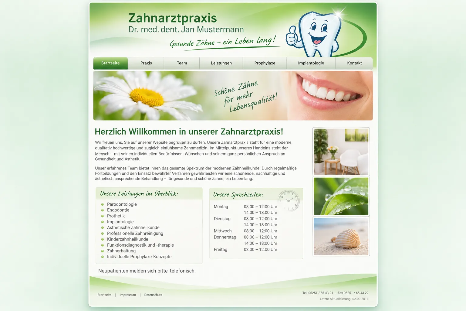 Alte Website der Zahnarztpraxis Dr. Jan Mustermann: grüner Kopf mit einem Comic-Zahn, der den Daumen hebt, Reiter-Menü, Banner mit Margerite und lächelndem Mund, Überschrift „Herzlich Willkommen in unserer Zahnarztpraxis!“, Kästen mit Leistungen und Sprechzeiten, drei kleine Bilder rechts, der Satz „Neupatienten melden sich bitte telefonisch.“ und unten klein „Letzte Aktualisierung: 02.09.2011“ (KI-Entwurf, Praxis erfunden)